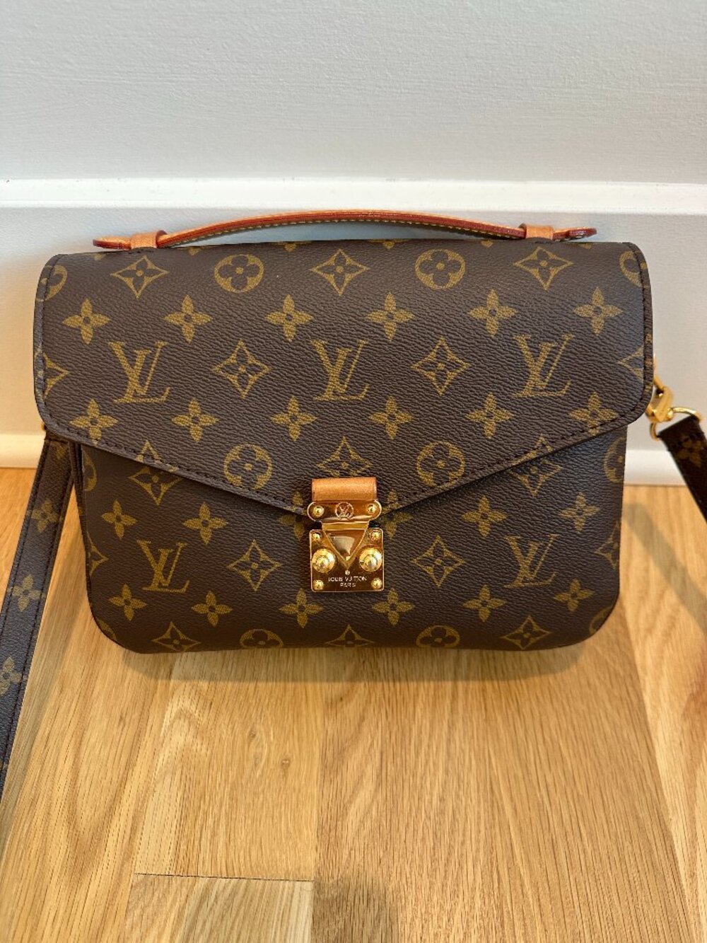 Louis Vuitton Pochette Metis - Monogram Canvas